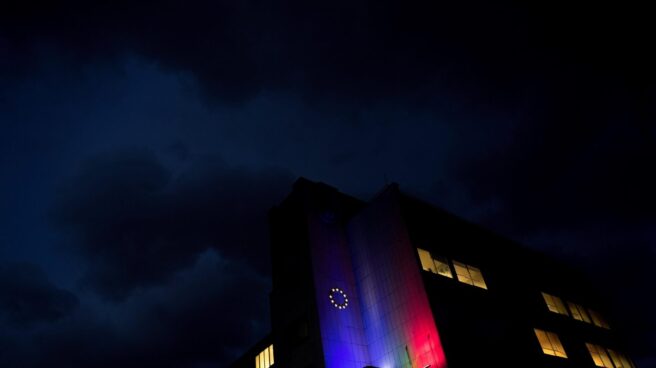 La bandera de la Unión Europea, proyectada sobre la facha de un edificio en Sofía, capital de Bulgaria.
