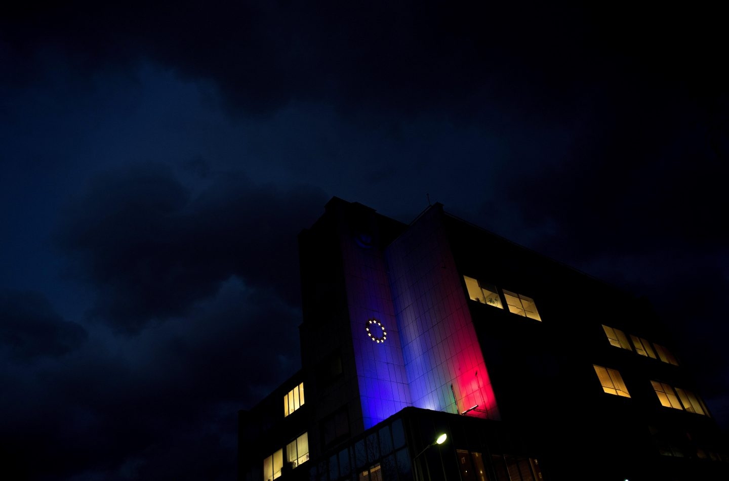 La bandera de la Unión Europea, proyectada sobre la facha de un edificio en Sofía, capital de Bulgaria.