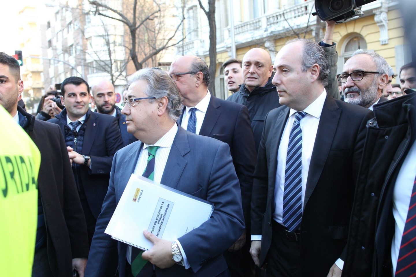 El ministro del Interior, Juan Ignacio Zoido, se acerca a los manifestantes para la equiparación salarial de la Policía.