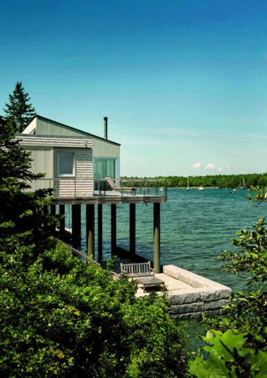 Una serie de pilares de madera mantienen esta casa sobre la bahía y la protegen de las mareas. Foto: Trent Bel