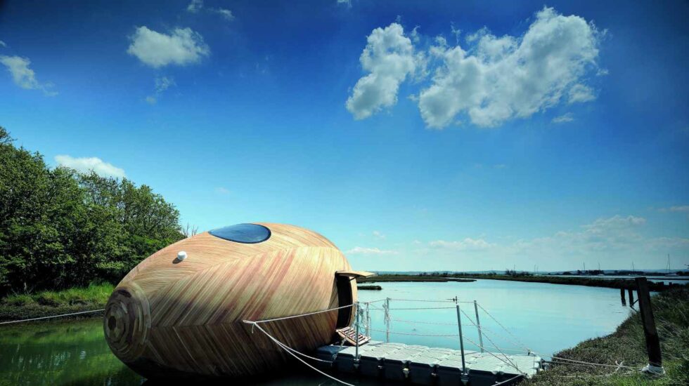 Esta casa flotante de madera tiene su inspiración en los nidos de las aves marinas y está diseñada para tener el menor impacto medioambiental. Foto: Nigel Rigden