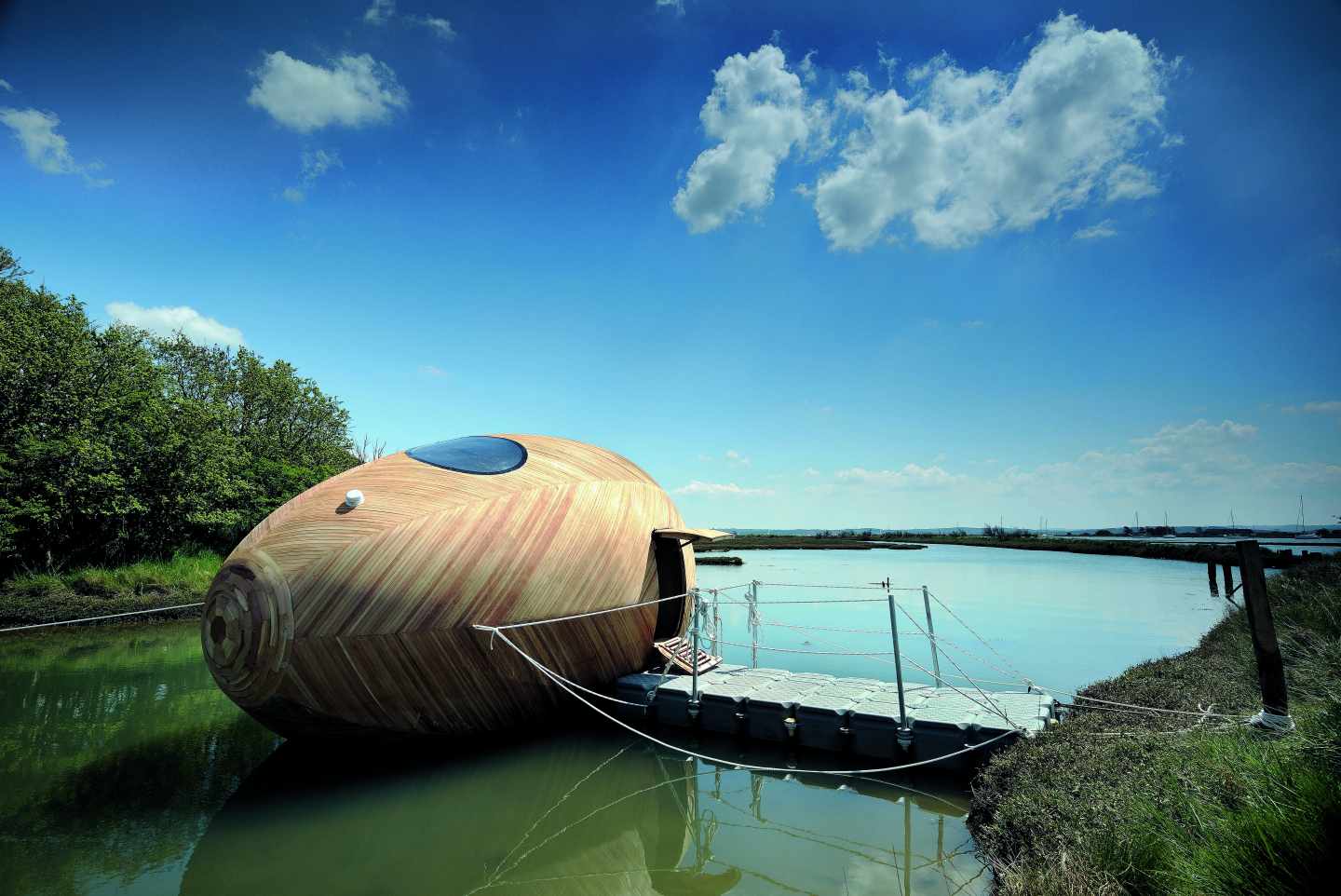 Esta casa flotante de madera tiene su inspiración en los nidos de las aves marinas y está diseñada para tener el menor impacto medioambiental. Foto: Nigel Rigden