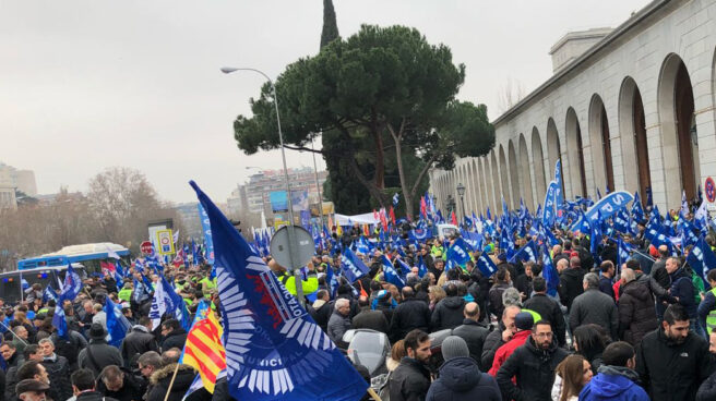 Miles de policías locales protestan ante Empleo para reclamar su jubilación antes de los 60 años