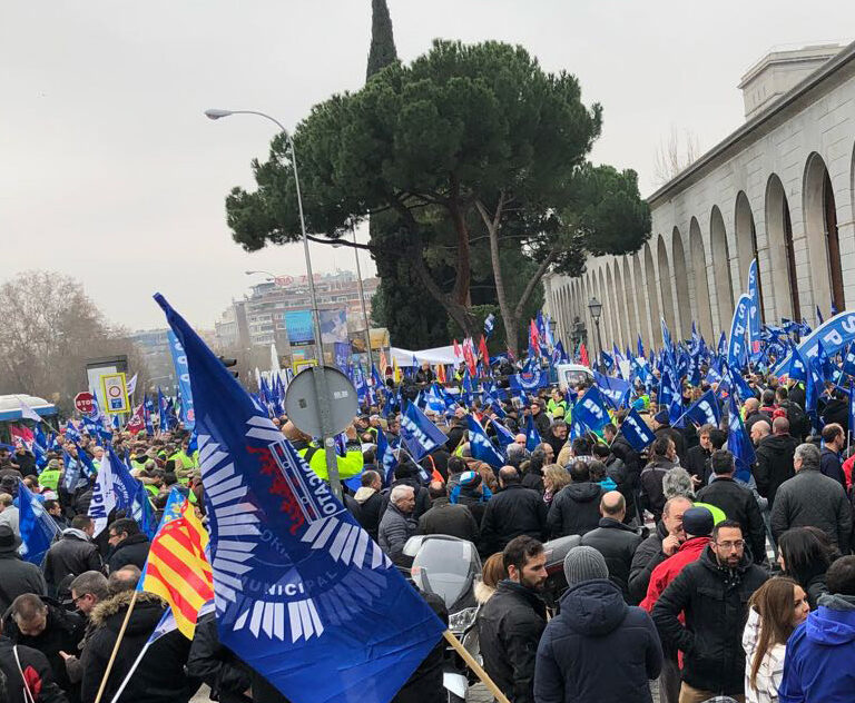 Miles de policías locales protestan ante Empleo para reclamar su jubilación antes de los 60 años