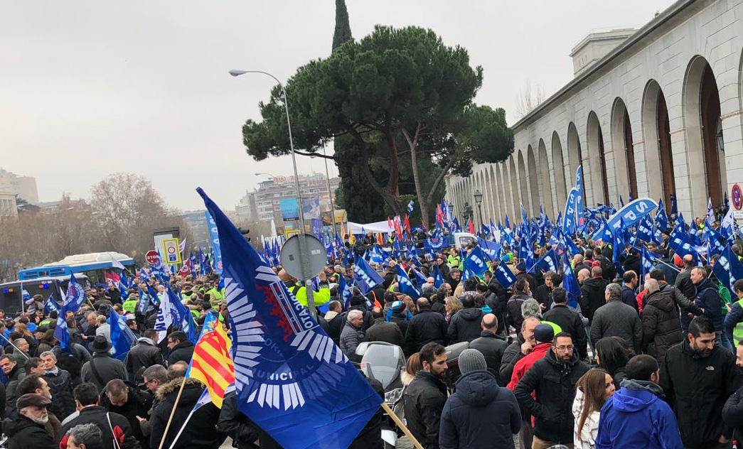 Miles de policías locales se manifiestan ante Empleo para acelerar la aprobación de la jubilación antes de los 60 años para el colectivo.