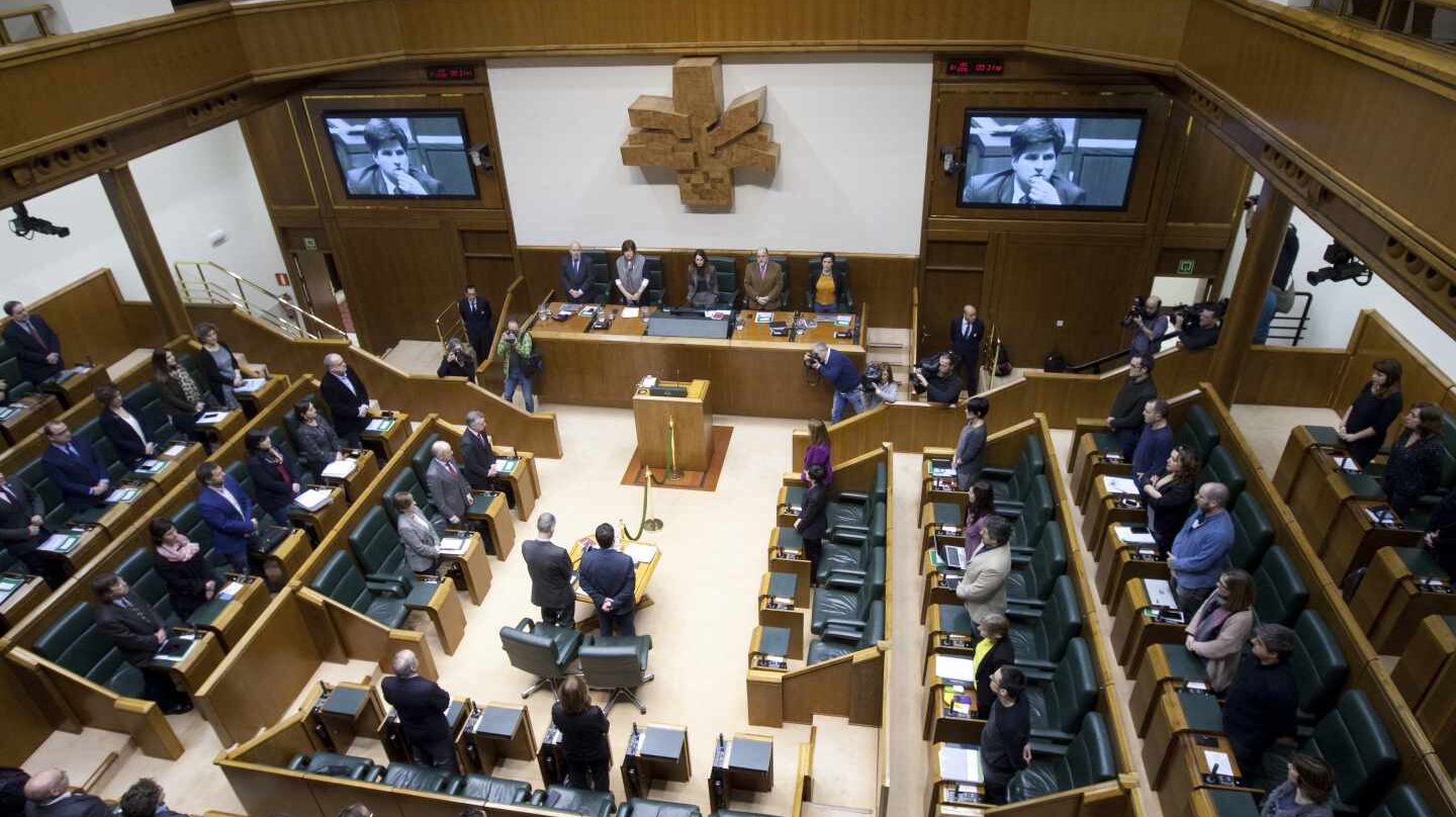 Pleno del Parlamento Vasco en Vitoria.