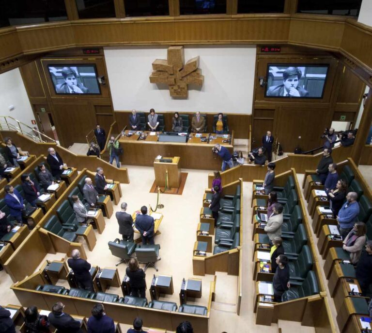 PP+Cs recurren al TC para que el Parlamento Vasco obligue a acatar la Constitución