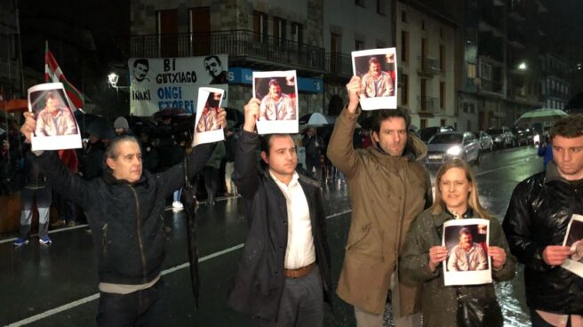 Cargos del PP denuncian en Andoain el recibimeinto a los informantes de ETA que facilitaron datos para asesinar a Joseba Pagazaurtundua Cargos del PP denuncian en Andoain el recibimeinto a los informantes de ETA que facilitaron datos para asesinar a Joseba Pagazaurtundua