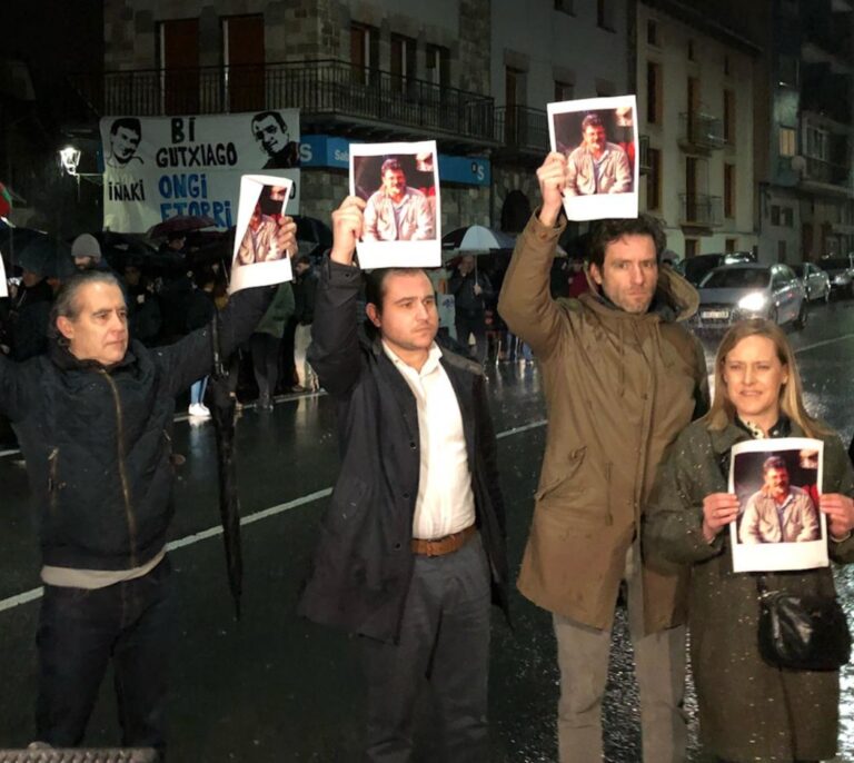 Cientos de simpatizantes reciben a los etarras que informaron para asesinar a Pagazaurtundua