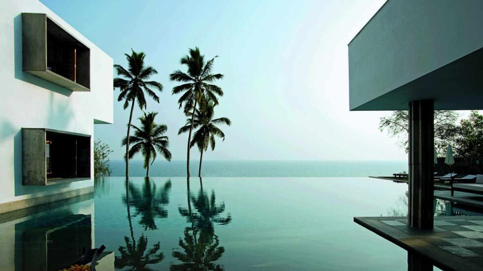 De estética limpia y minimalista esta casa gira en torno a la piscina que refleja y sumerge todos los ángulos de la casa.