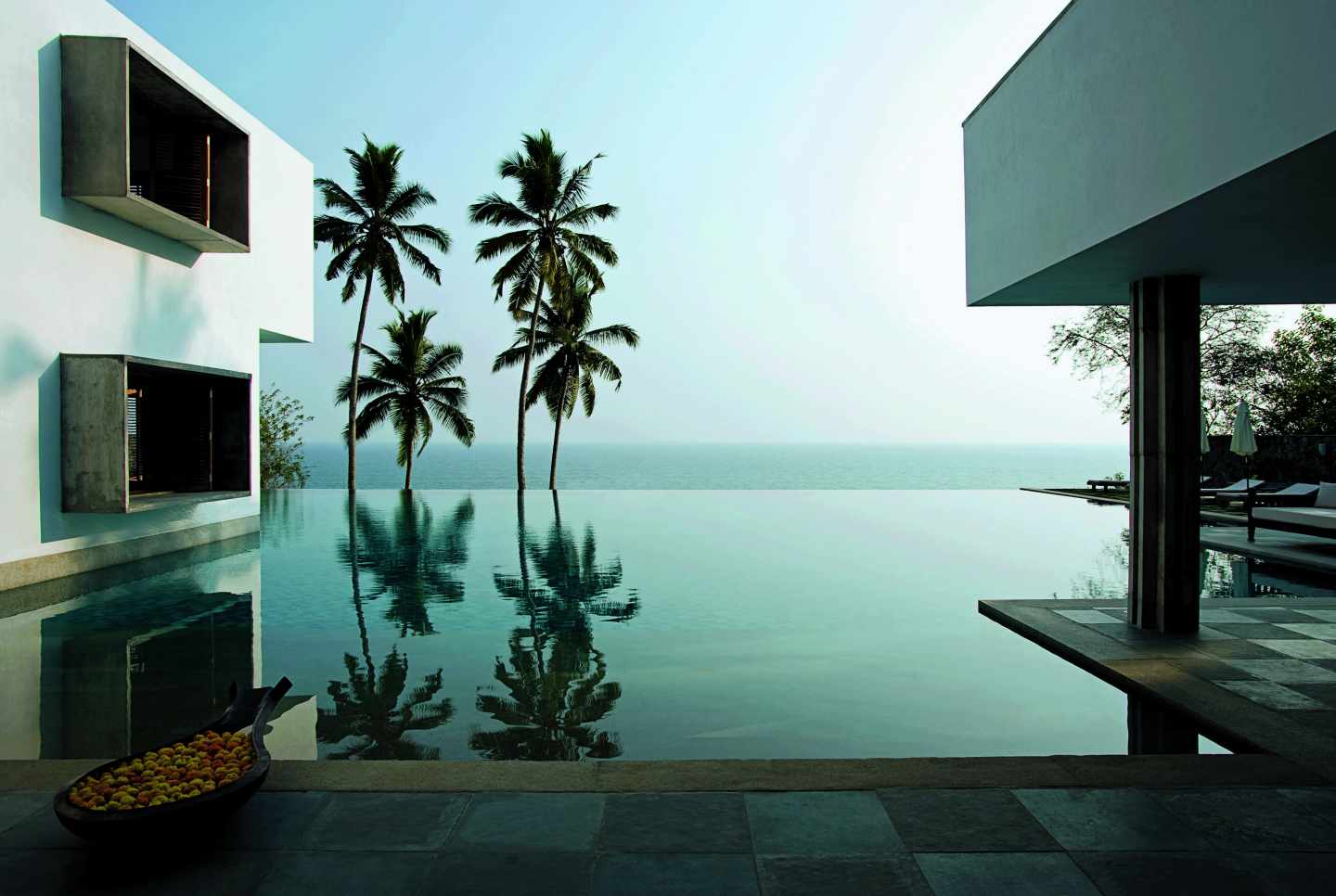 De estética limpia y minimalista esta casa gira en torno a la piscina que refleja y sumerge todos los ángulos de la casa.