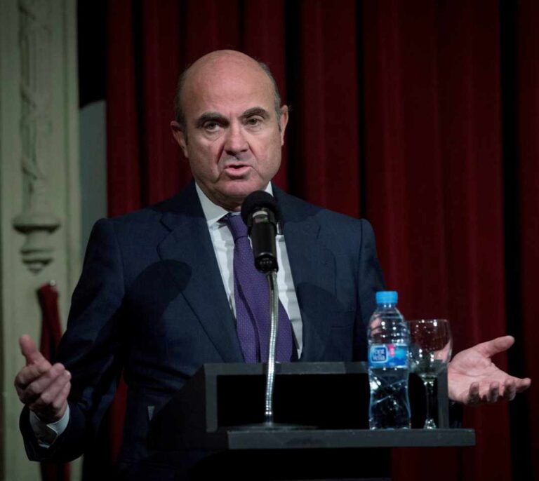 Moody's alerta de que la elevada deuda y la crisis catalana amenazan la solidez de España