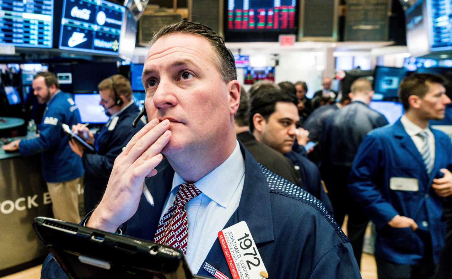 Wall Street contiene la tensión y el Dow Jones recupera un 2,3%.