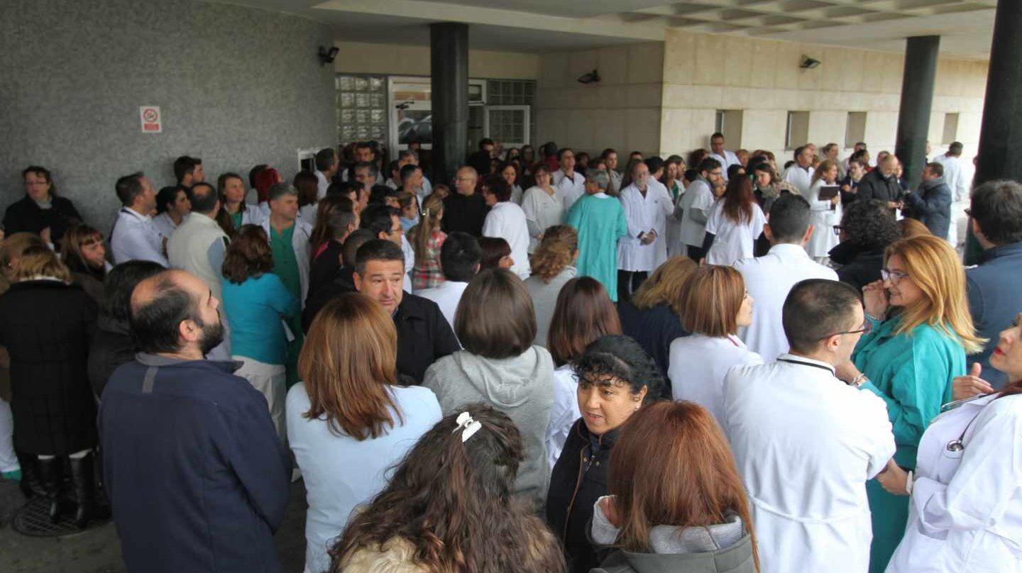 Trabajadores del servicio de urgencias del hospital de La Línea, asaltado este martes.