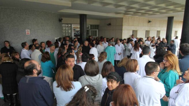 Trabajadores del servicio de urgencias del hospital de La Línea, asaltado este martes.