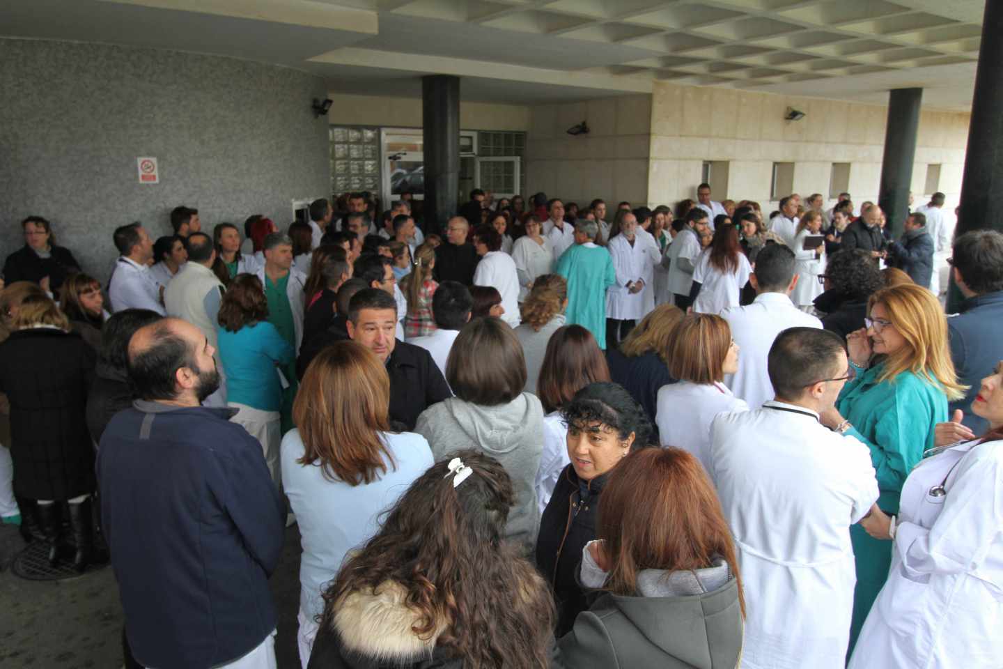 Trabajadores del servicio de urgencias del hospital de La Línea, asaltado este martes.