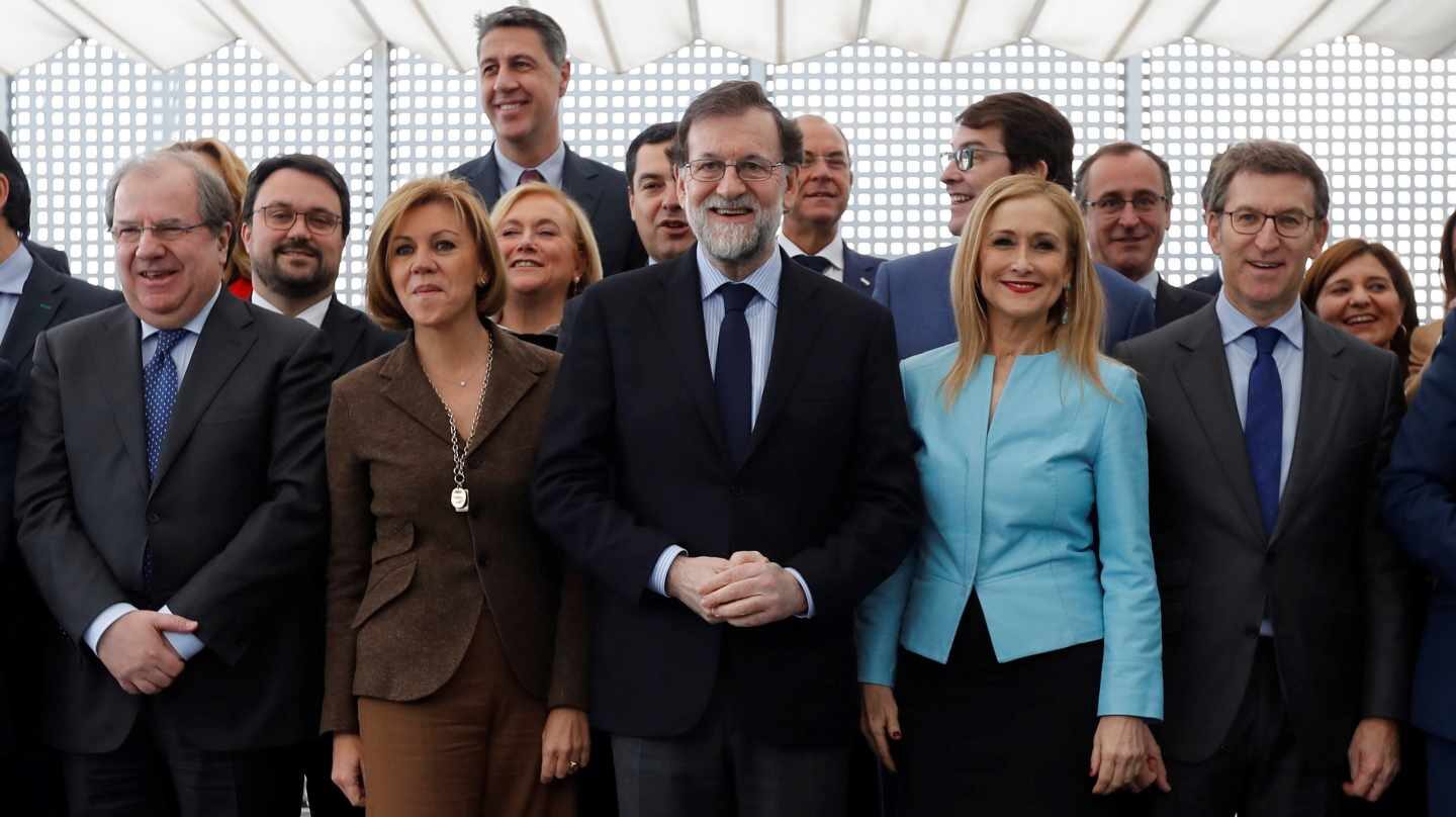 Cifuentes junto a Rajoy en la foto de familia previa al aalmuerzo en Génova de este lunes