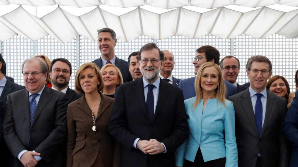 Cifuentes junto a Rajoy en la foto de familia previa al aalmuerzo en Génova de este lunes