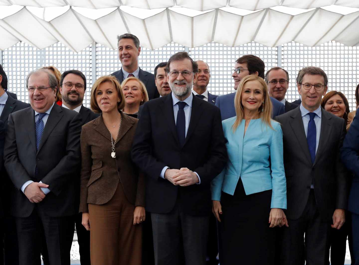 Cifuentes junto a Rajoy en la foto de familia previa al aalmuerzo en Génova de este lunes