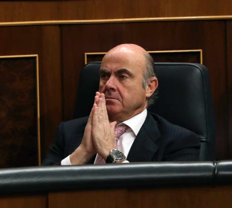 Guindos convencido de que el Eurogrupo le respaldará tras el 'pellizco' de la Eurocámara