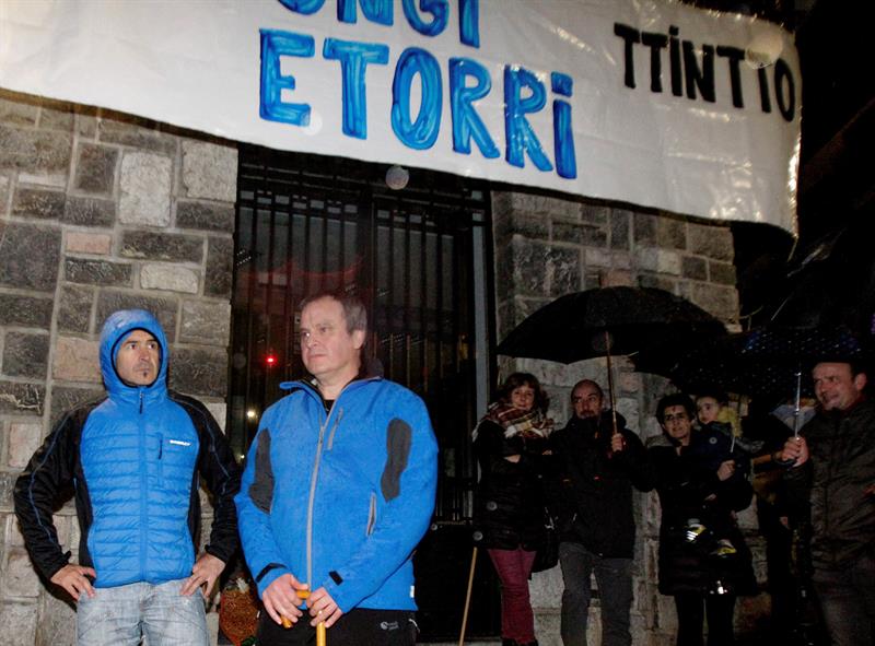 Sortu tilda de "escrache" la presencia del PP en el homenaje a dos etarras