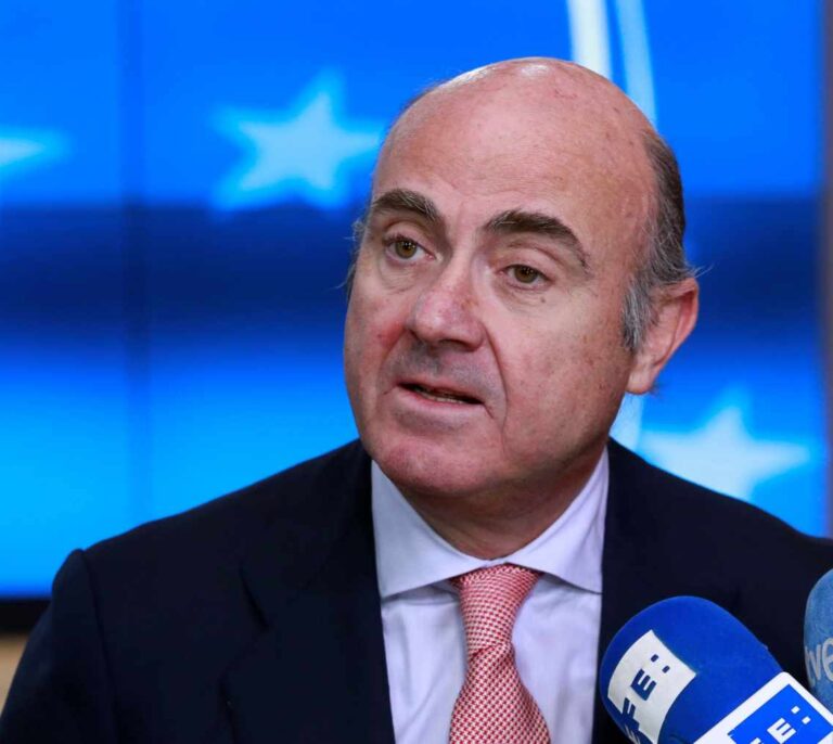 Guindos decidirá en una reunión con Rajoy cuándo abandona Economía