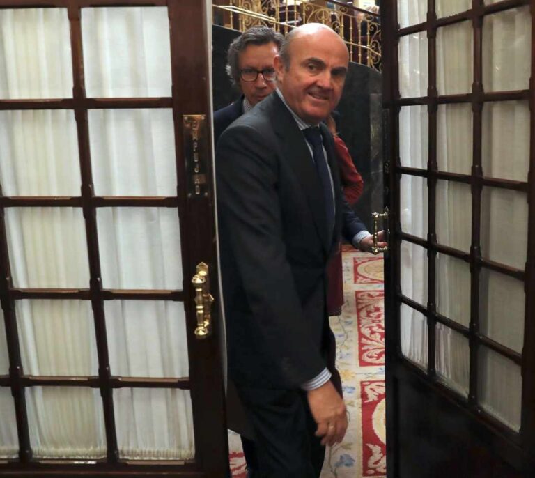 Guindos saldrá del Ministerio antes del lunes, cuando tiene nuevo examen europeo