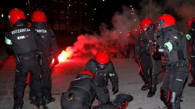 Un ertzaina fallece tras una batalla campal con ultras rusos en Bilbao