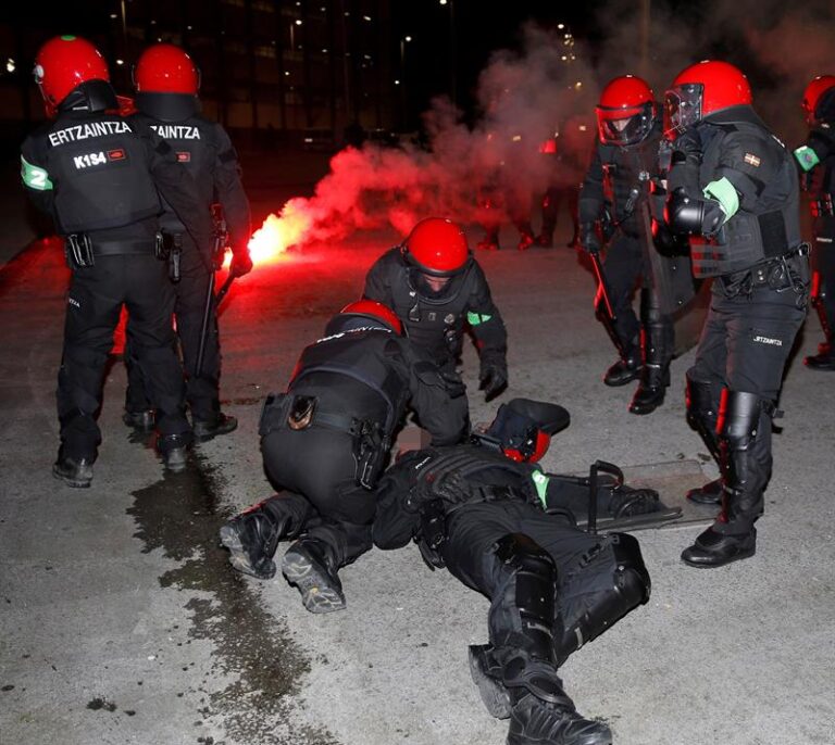 Un ertzaina fallece tras una batalla campal con ultras rusos en Bilbao
