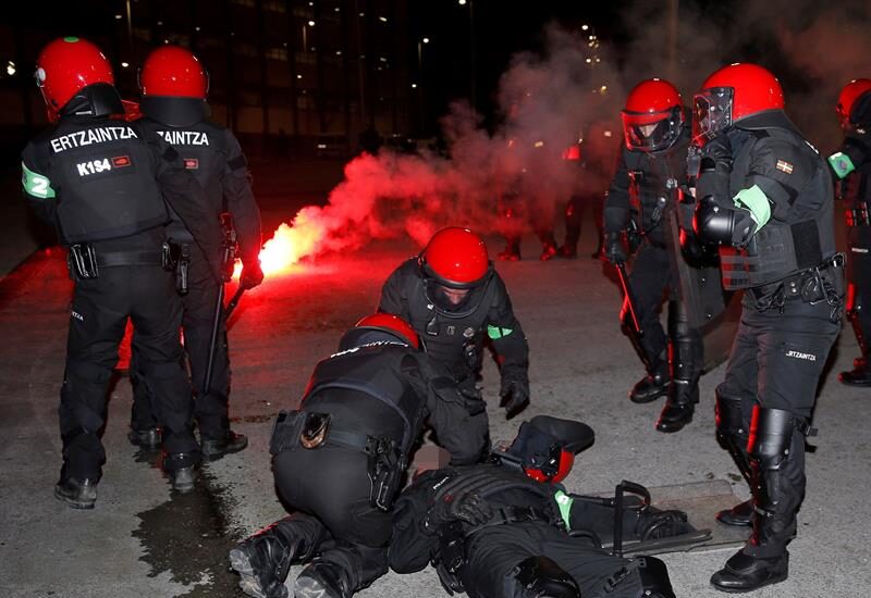 El agente fallecido es asistido por sus compañeros tras sufrir el desvanecimiento en las inmediaciones del campo de San Mamés.