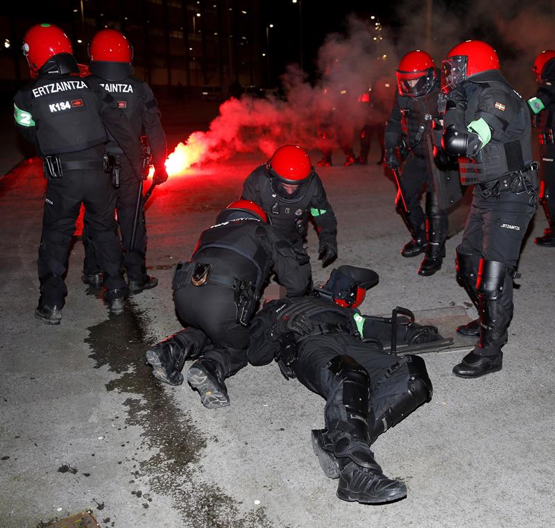 El agente fallecido es asistido por sus compañeros tras sufrir el desvanecimiento en las inmediaciones del campo de San Mamés.