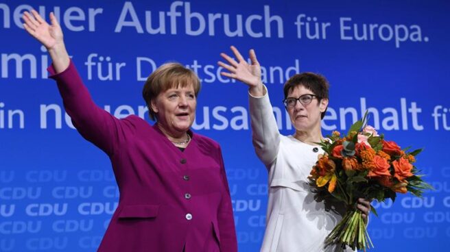 La canciller Merkel y la secretaria general de la CDU, Annegret Kramp-Karrenbauer, en el congreso de Berlín. La canciller Angela Merkel y la sercretaria general, Annegret Kramp-Karrenbauer, en el congreso de la CDU en Berlín.