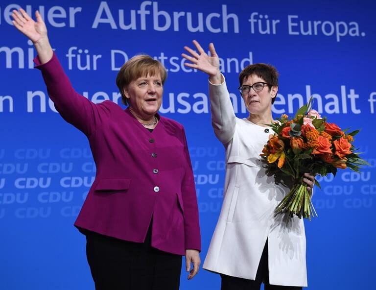 El partido de Merkel da luz verde a la gran coalición y 'bendice' a Kramp-Karrenbauer