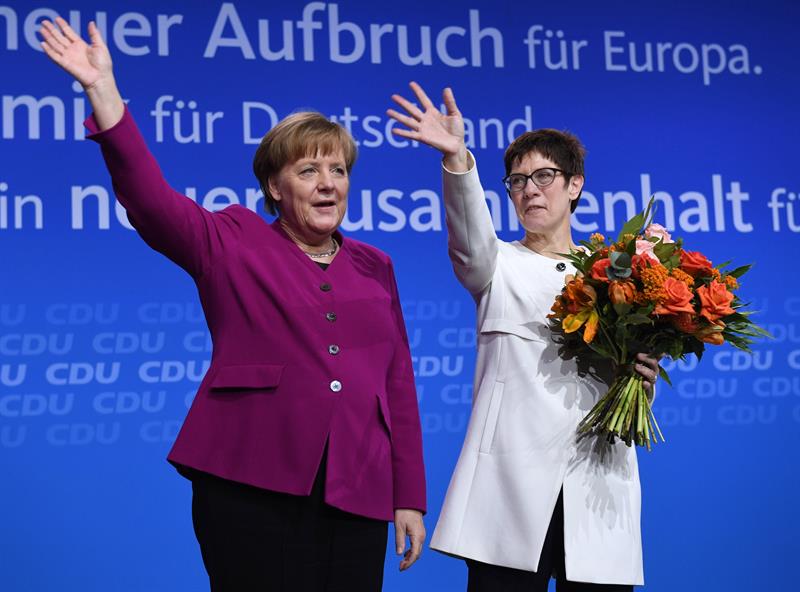 La canciller Angela Merkel y la sercretaria general, Annegret Kramp-Karrenbauer, en el congreso de la CDU en Berlín.