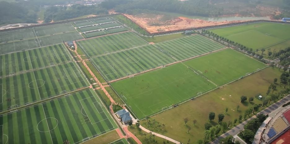 Campos de fútbol en la academia Evergrande, en el sur de China.