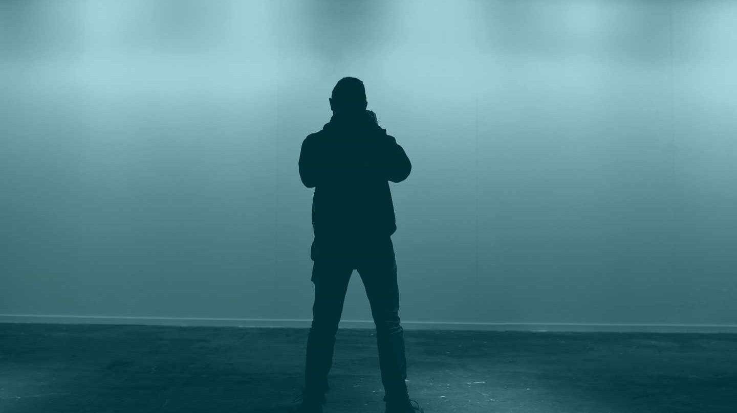 Un fotografo trabaja en el sitio donde estaba expuesta la obra "Presos Políticos"