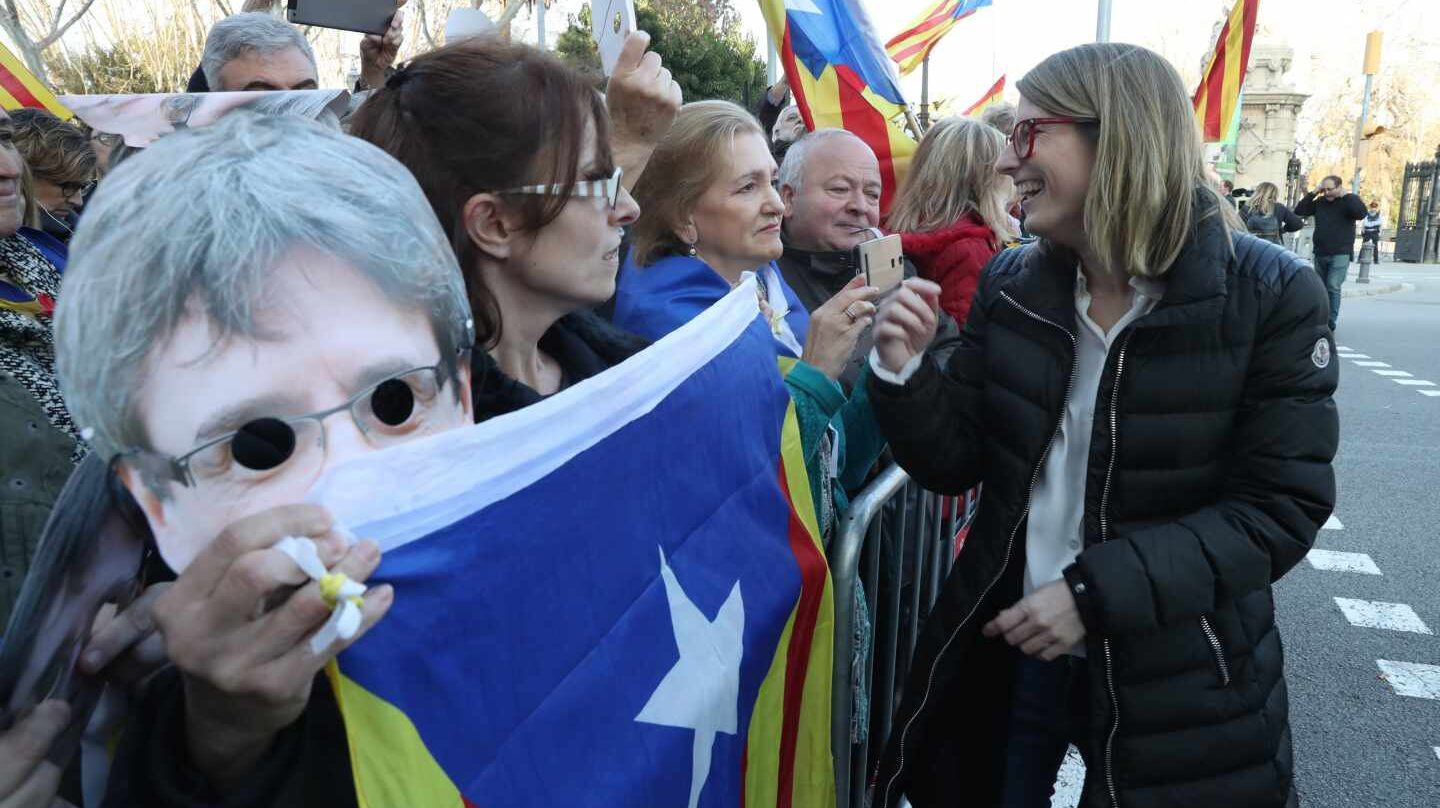 La portavoz de JxCat, Elsa Artadi, saluda junto al Parlament.