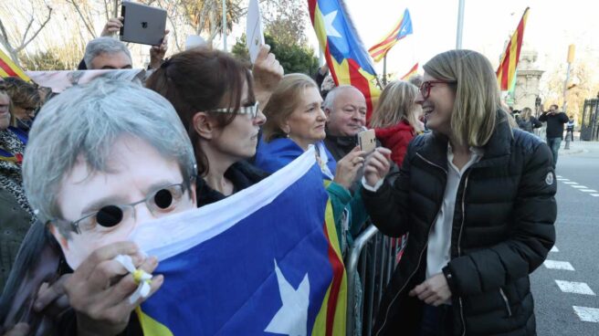 La portavoz de JxCat, Elsa Artadi, saluda junto al Parlament.