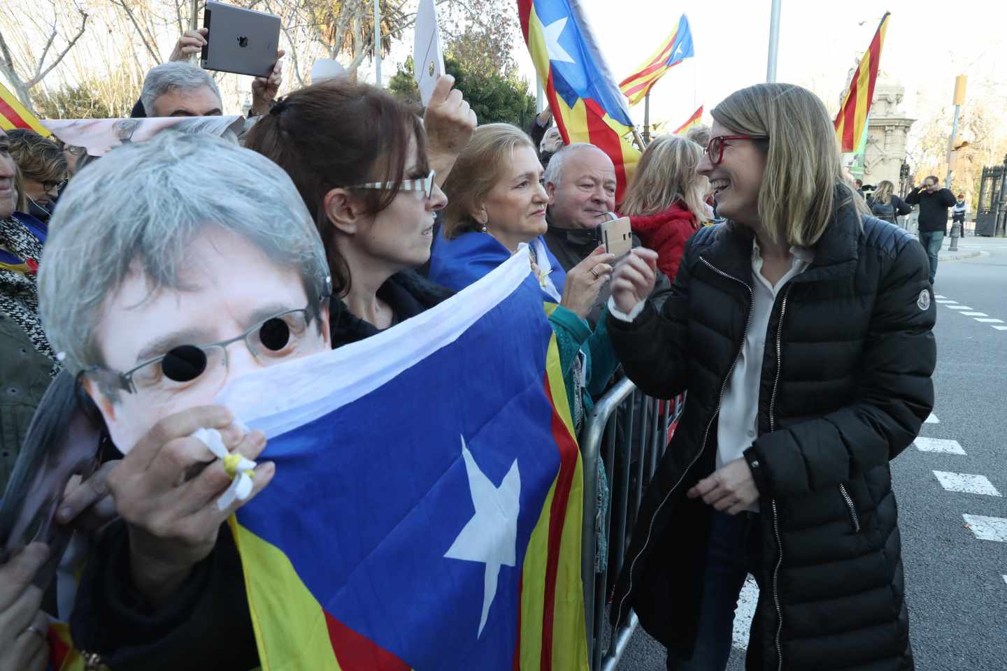 La portavoz de JxCat, Elsa Artadi, saluda junto al Parlament.