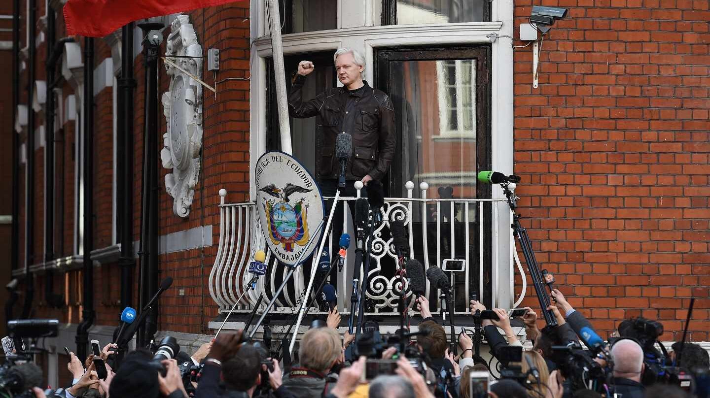 Julian Assange saluda a sus seguidores desde la embajada ecuatoriana en Londres.