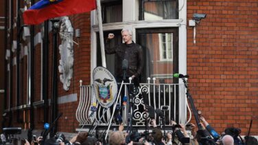 Ecuador cesa a su embajador en Londres que mantiene refugiado a Julian Assange