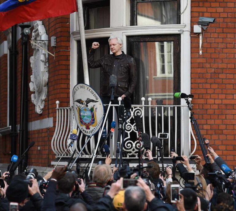 Ecuador cesa a su embajador en Londres que mantiene refugiado a Julian Assange