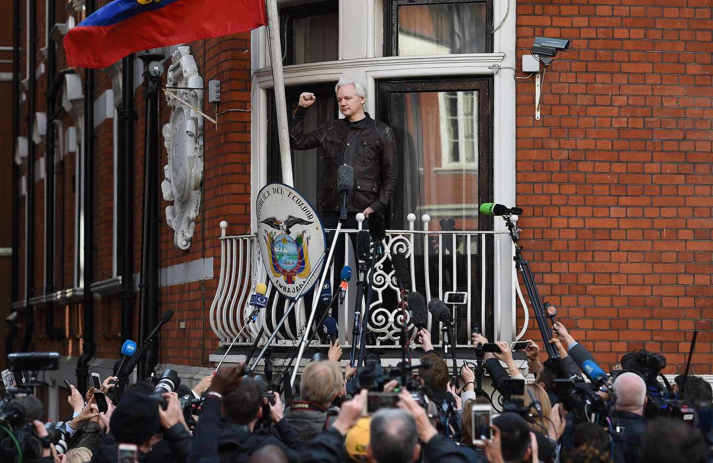 Julian Assange saluda a sus seguidores desde la embajada ecuatoriana en Londres.