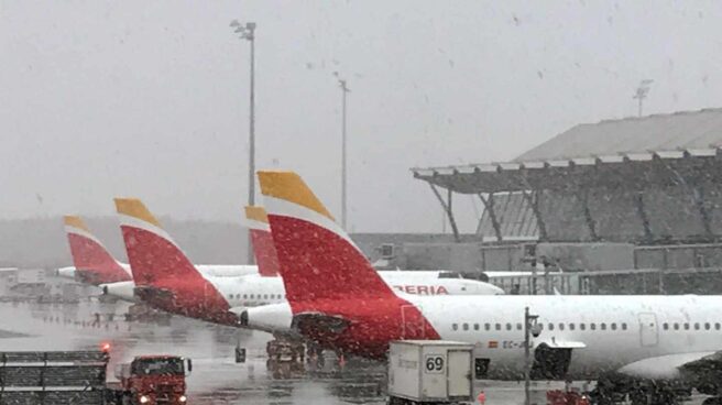 Fotografía facilitada por Iberia del aeropuerto Adolfo Suárez Madrid-Barajas bajo la nevada. Fotografía facilitada por Iberia del aeropuerto Adolfo Suárez Madrid-Barajas bajo la nevada.