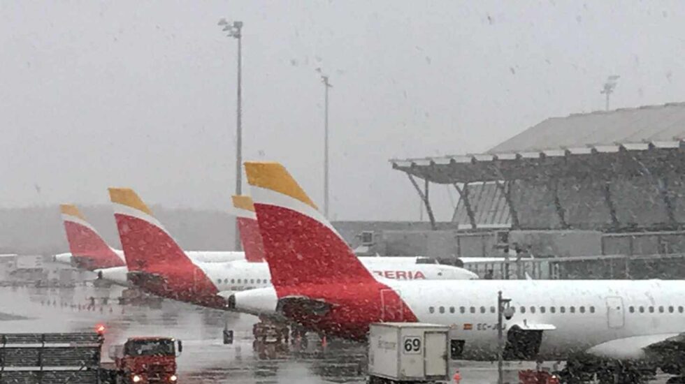Fotografía facilitada por Iberia del aeropuerto Adolfo Suárez Madrid-Barajas bajo la nevada.