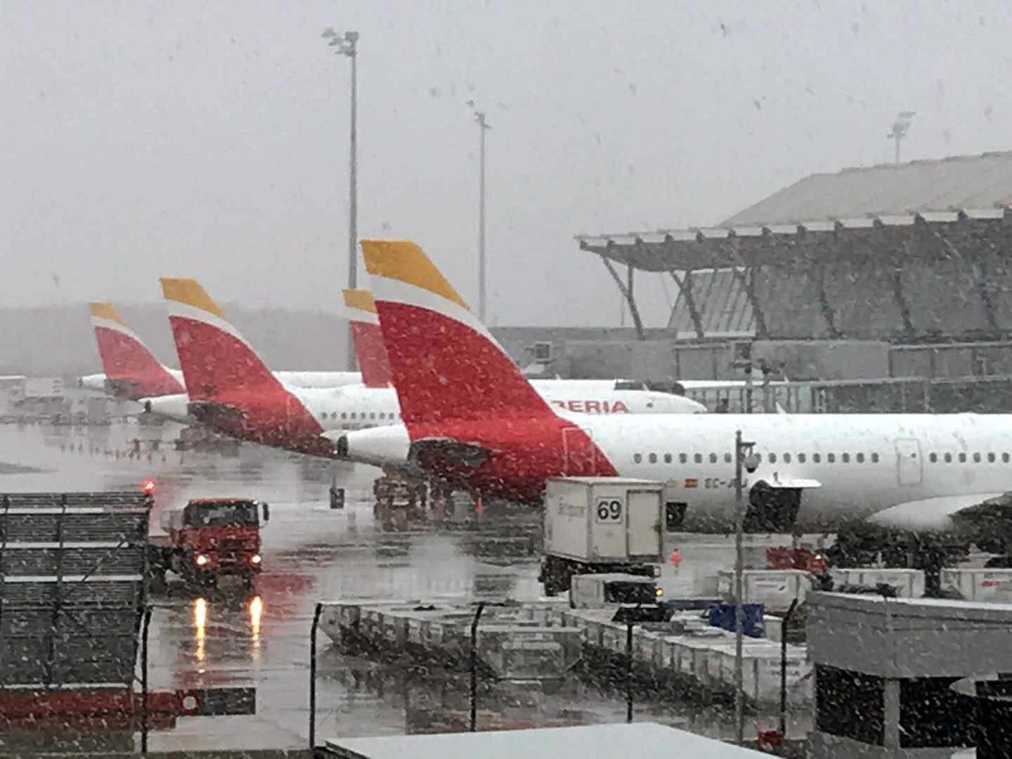 Fotografía facilitada por Iberia del aeropuerto Adolfo Suárez Madrid-Barajas bajo la nevada.