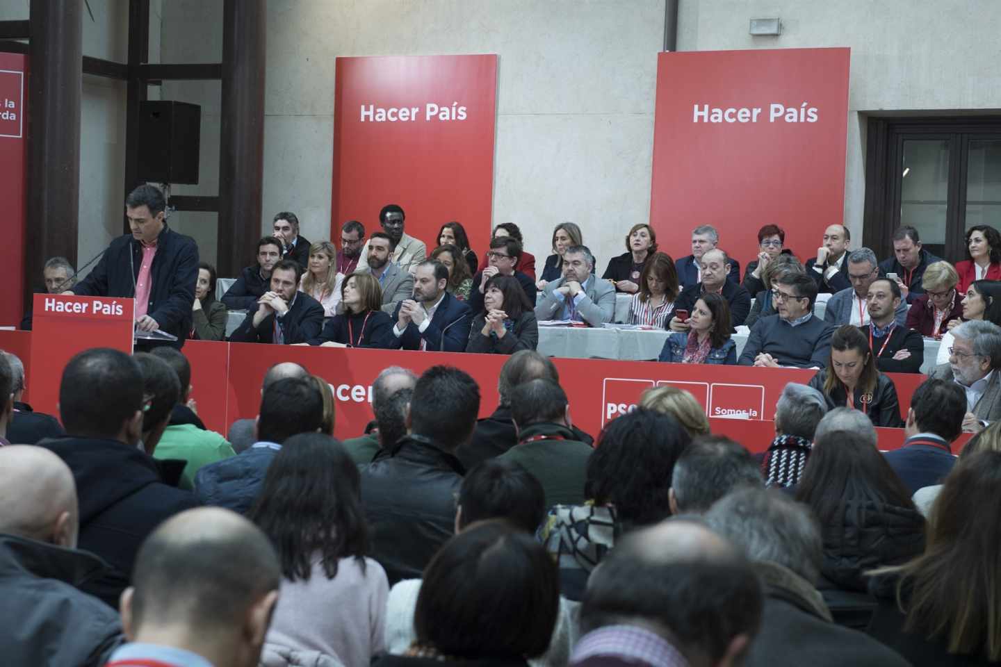 El PSOE aprueba un reglamento que refuerza a Sánchez y a la militancia