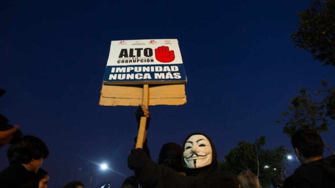 Un manifestante muestra un cartel contra la corrupción política en Lima.