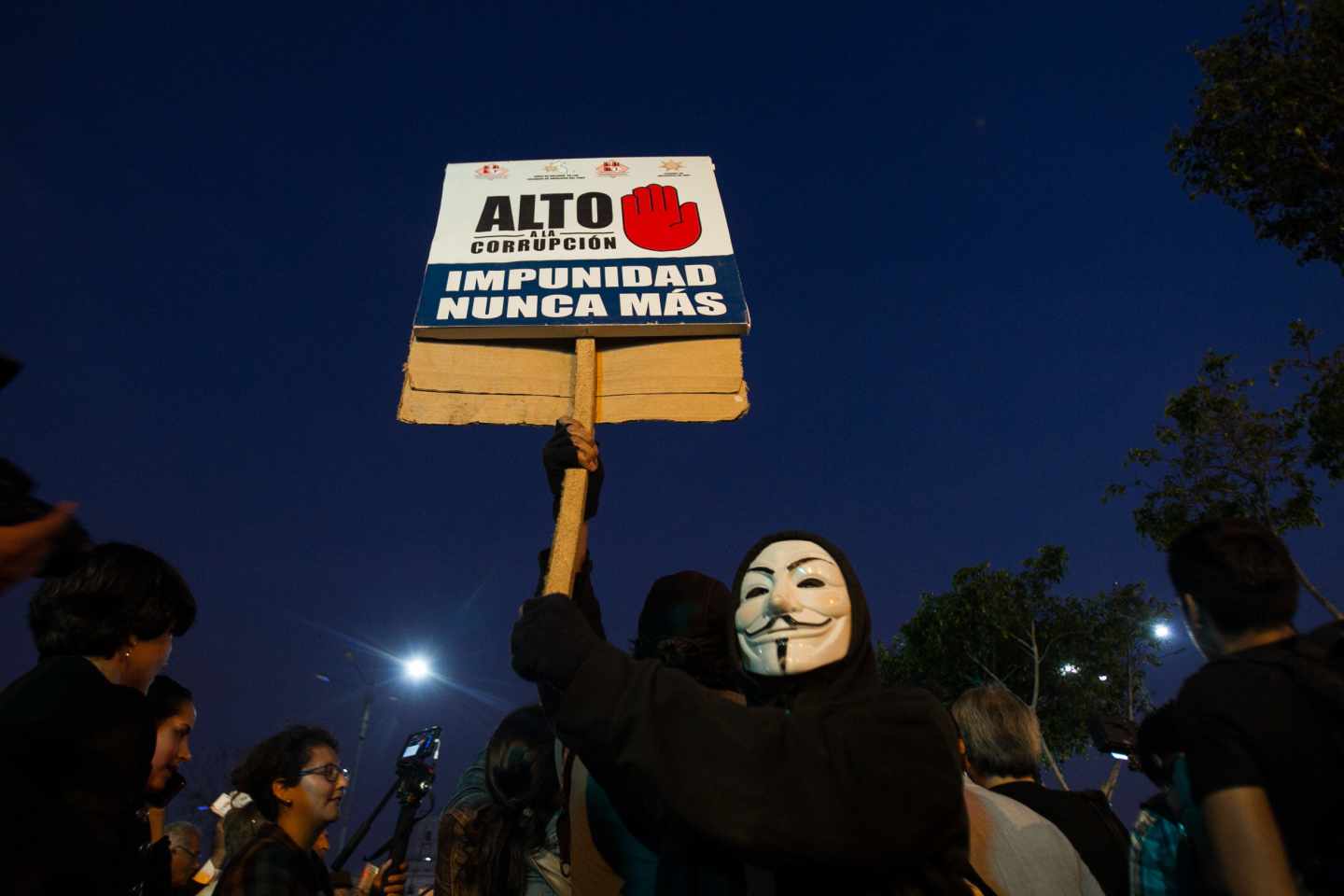 Un manifestante muestra un cartel contra la corrupción política en Lima.