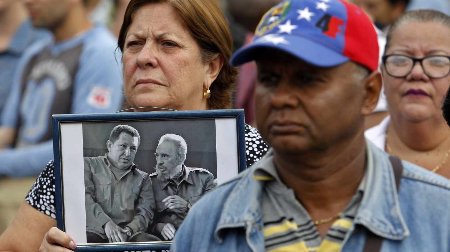 Cubanos esperan la llegada del canciller venezolano, Jorge Arreaza, a La Habana.